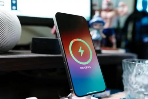 泰兴苹果15换屏服务分享用什么充电器给iPhone15充电更好 